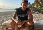 Супруга Месси опубликовала летнее фото Лионеля на пляже Супруга Месси опубликовала летнее фото Лионеля на пляже