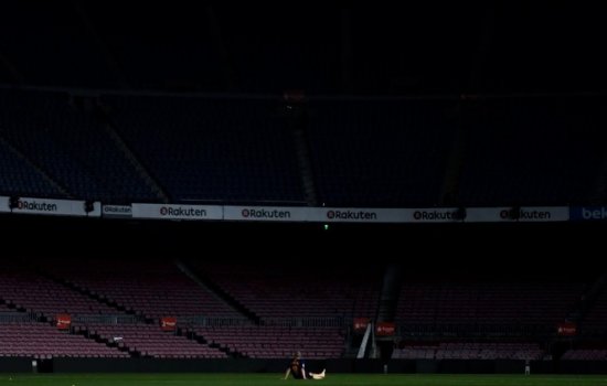 Иньеста попрощался с Ноу Камп на пустом футбольном газоне: видео