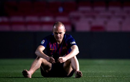 Иньеста попрощался с Ноу Камп на пустом футбольном газоне: видео