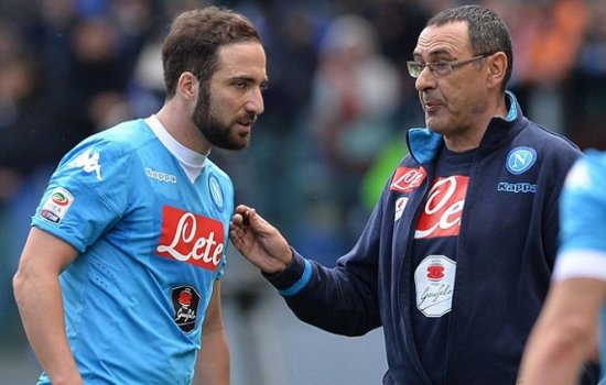 Сарри намерен пригласить в Челси Игуаина