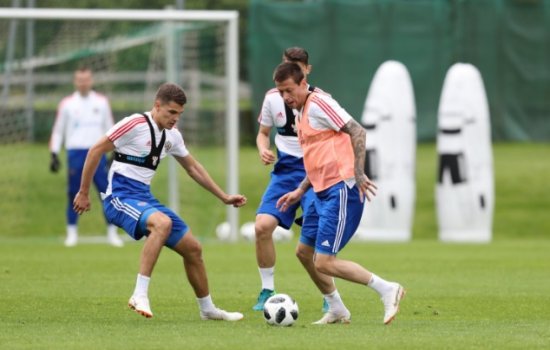 Сборная России по футболу проводит тренировку в полном составе