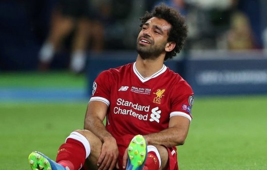 Салах из-за травмы плеча выбыл из строя как минимум на 3 недели