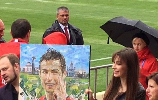 Роналду на тренировке в России подарят портрет (ФОТО)