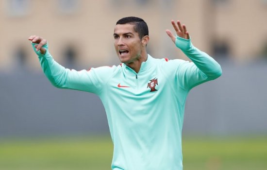 Роналду на тренировке в России подарят портрет (ФОТО)
