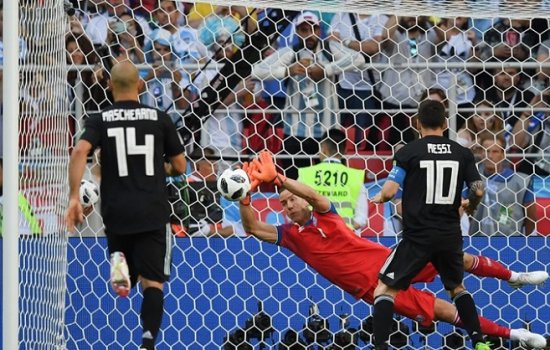 Месси не забил пенальти в матче ЧМ-2018 против сборной Исландии: видео