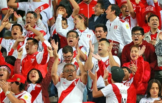 В самолёте с фанатами сборной Перу произошли неполадки: видео