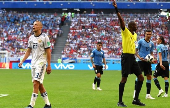 Смольников удалён с поля в матче ЧМ-2018 Уругвай – Россия