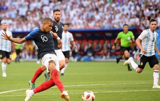 Франция в результативном матче обыграла Аргентину и вышла в 1/4 финала ЧМ-2018