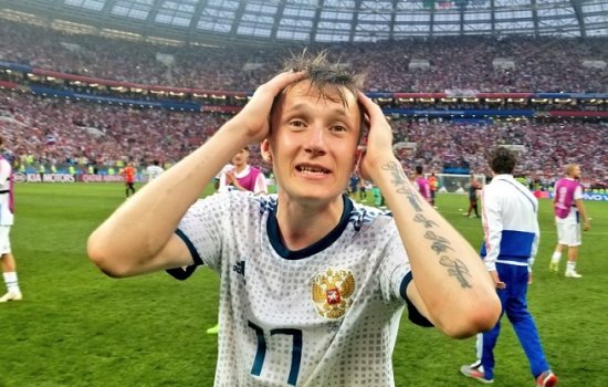 Российские футболисты празднуют победу над Испанией: видео