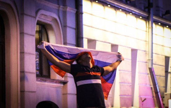 Футбольный фанат из Воронежа попрыгал на полицейской машине и получил дубинкой по голове: видео