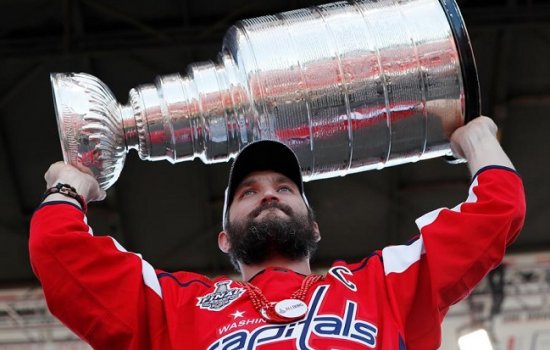 Овечкин прибыл с Кубком Стэнли на Воробьёвы горы: видео