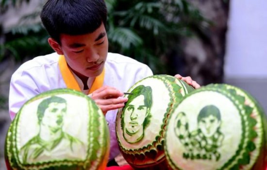 Известный кулинар из Китая вырезал из арбузов портреты звёзд футбола