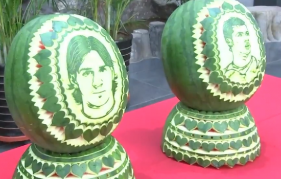 Известный кулинар из Китая вырезал из арбузов портреты звёзд футбола