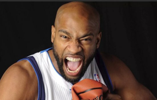 Винс Картер "попылит" в NBA еще годик (Видео)