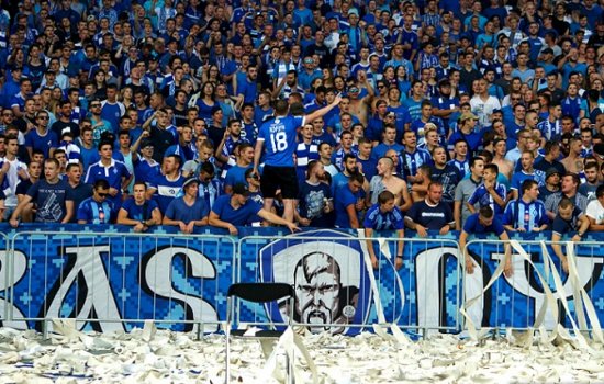 Поклонники киевского Динамо в игре с Шахтёром забросали поле туалетной бумагой: видео