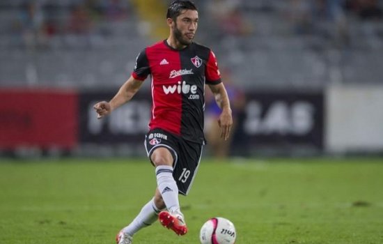 Игрок мексиканского Атласа получил рубленую травму головы: фото+видео