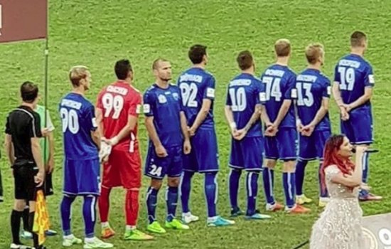 Украинский футболист унизил Россию, отвернувшись от флага