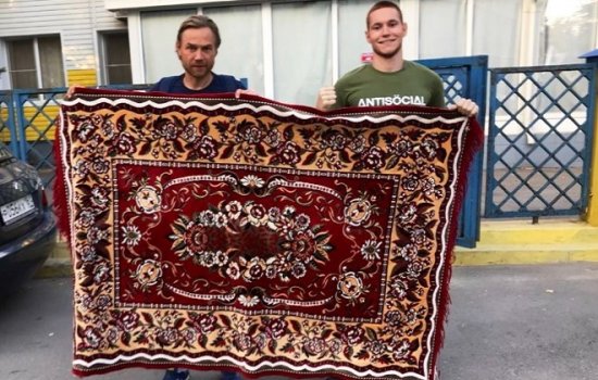 Карпин сделал фото с ковром и фанатом Ростова