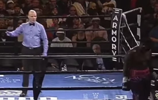 Американский боксер убежал с ринга (Видео)