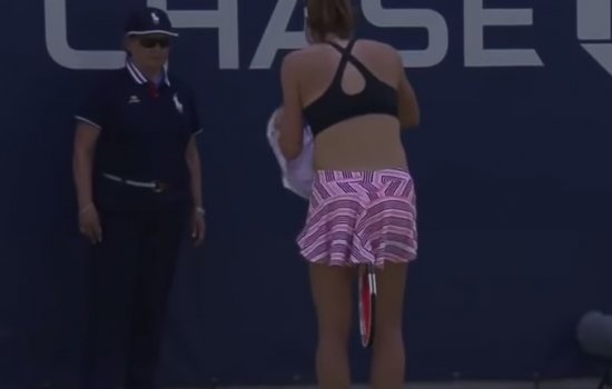 Корне сняла майку прямо на корте и получила штраф (Видео)