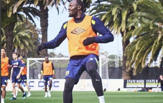 Усейн Болт официально стал футболистом (Видео)