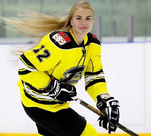 Российские хоккеистки показали формы в купальниках: горячие фото Российские хоккеистки показали формы в купальниках: горячие фото