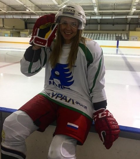 Российские хоккеистки показали формы в купальниках: горячие фото Российские хоккеистки показали формы в купальниках: горячие фото