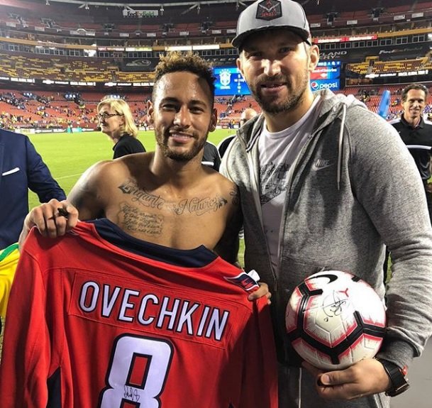 Неймар подарил Овечкину бутсы и мяч, а в ответ получил игровой свитер: фото Неймар подарил Овечкину бутсы и мяч, а в ответ получил игровой свитер: фото