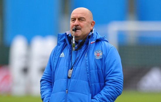 Черчесова порадовали тортом перед играми России с Турцией и Чехией (Фото)