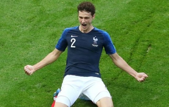 Павару шипами «порезали» шею в матче Германия – Франция: фото, видео