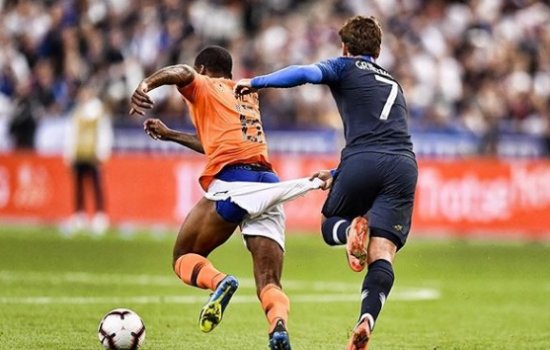 Гризманн в матче Лиги Наций сорвал трусы с голландца Вейналдума: фото