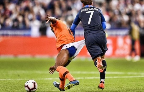 Гризманн в матче Лиги Наций сорвал трусы с голландца Вейналдума: фото