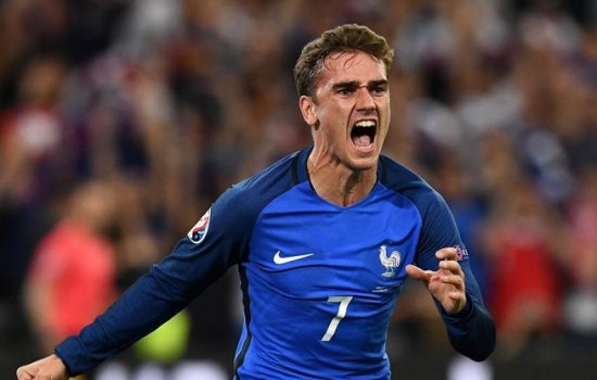 Гризманн в матче Лиги Наций сорвал трусы с голландца Вейналдума: фото