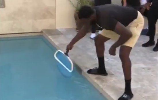 Казинс заснял, как Грин чистит его бассейн (Видео)