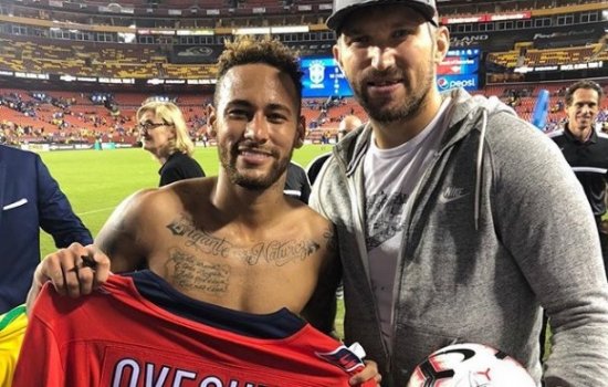 Неймар подарил Овечкину бутсы и мяч, а в ответ получил игровой свитер: фото