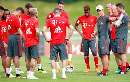Футболистов Баварии заставили сдавать кровь на поле перед тренировкой