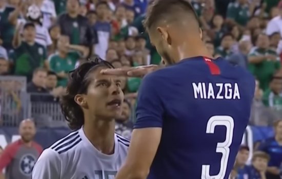 Защитник сборной США указал мексиканцу на его размеры (Видео)