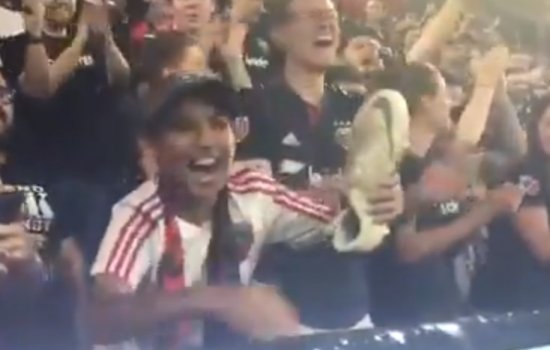 Уэйн Руни подарил фанатам свои бутсы (Видео)