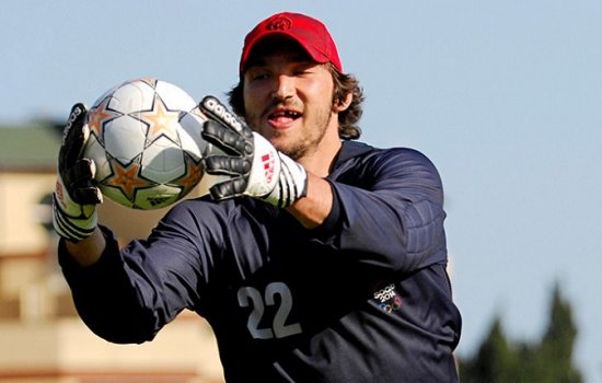 Овечкин спас свою красавицу-супругу от попадания футбольного снаряда: видео