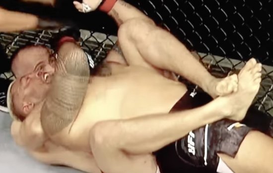 Алексей Олейник «задушил очередную жертву» на UFC (Видео)