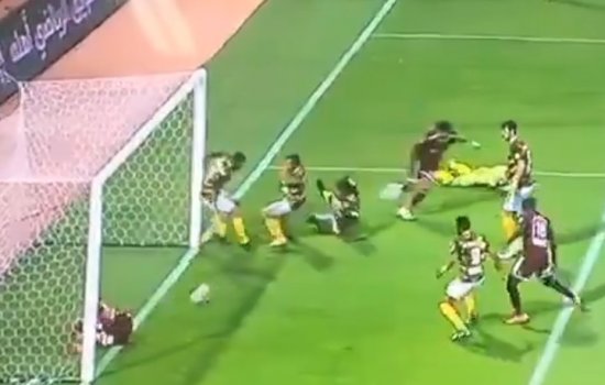 Травмированный футболист «пятой точкой» помешал забить гол (Видео)