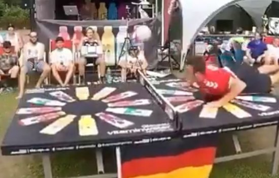 Немцы сыграли в «настольный волейбол» - такое в цирке не всегда увидишь (Видео)