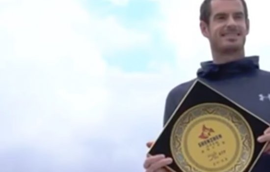 Энди Маррей случайно разбил подарок на открытии турнира (Видео)