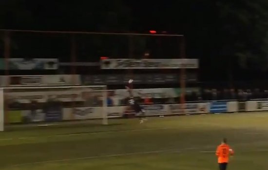 Вратарь Витесса пропустил детский гол с центра поля (Видео)