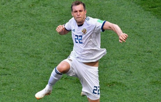 Дзюбе понравился «Гамлет» и он подарил футболку актёру Козловскому (Фото)