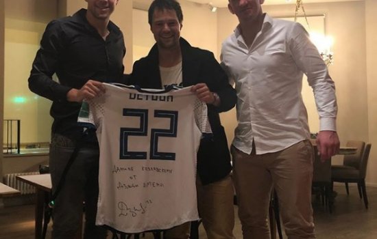 Дзюбе понравился «Гамлет» и он подарил футболку актёру Козловскому (Фото)