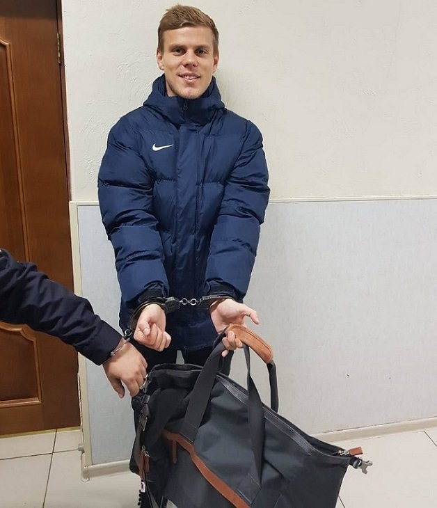 Александр Кокорин с улыбкой на лице и в наручниках (Фото) Александр Кокорин с улыбкой на лице и в наручниках (Фото)
