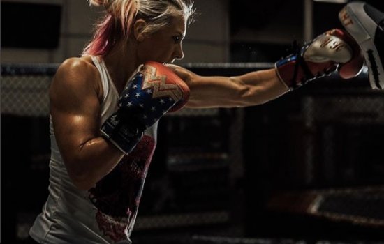 Российская спортсменка UFC Яна Куницкая: фото в купальнике