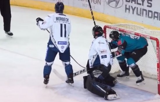 Хоккеист пытался «контрабандой» доставить шайбу в ворота в шортах (Видео)