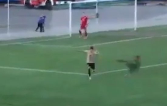 Украинский футболист приемом из UFC заработал прямую красную карточку (Видео)